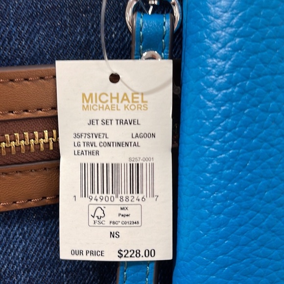 Michael Kors Jet Set Travel Large Travel CONTINENTAL 
Lagoon - Picture 12 of 16